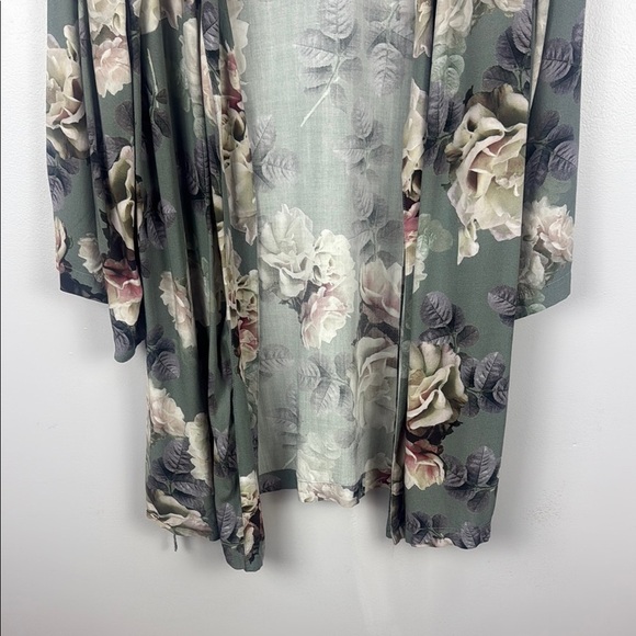 Plum Pretty Sugar Green and Cream Floral Robe Size Medium - Picture 9 of 12